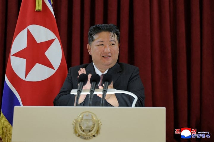 Ông Kim Jong-un dự sự kiện kỷ niệm Ngày Chiến thắng tại Đại sứ quán Nga ở Triều Tiên.