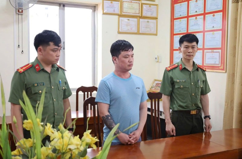 Đối tượng Lê Việt Hùng (giữa) tại cơ quan công an. Ảnh do Công an tỉnh Lạng Sơn cung cấp