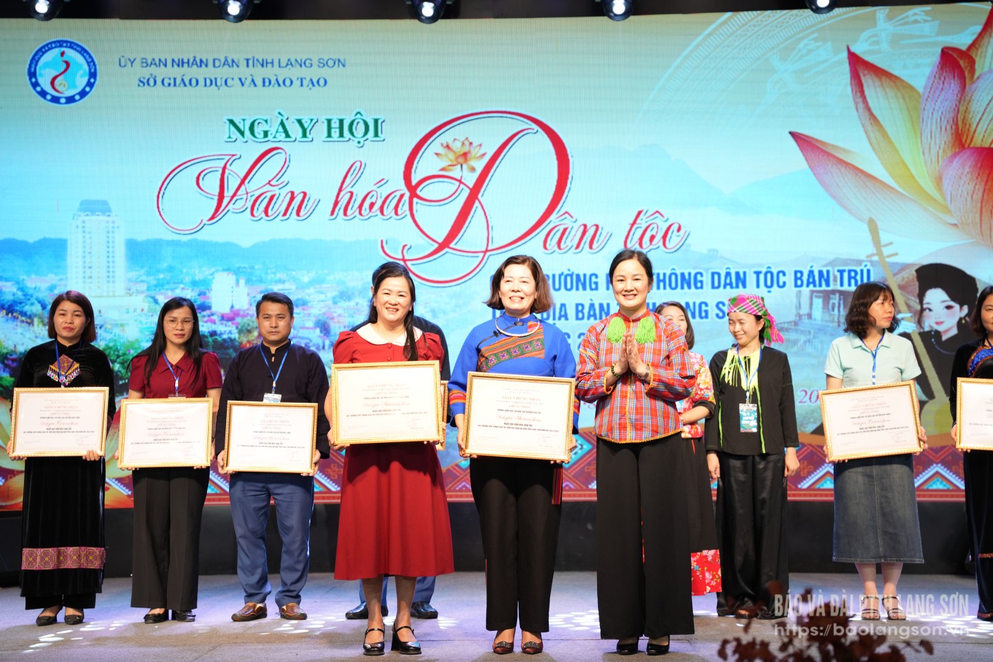Ban tổ chức trao giải cho các đội xuất sắc