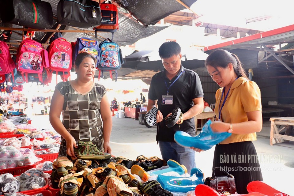 Ban Quản lý chợ thị trấn Thất Khê, huyện Tràng Định kiểm tra gian hàng của tiểu thương sau khi thực hiện bố trí, sắp xếp ngành hàng
