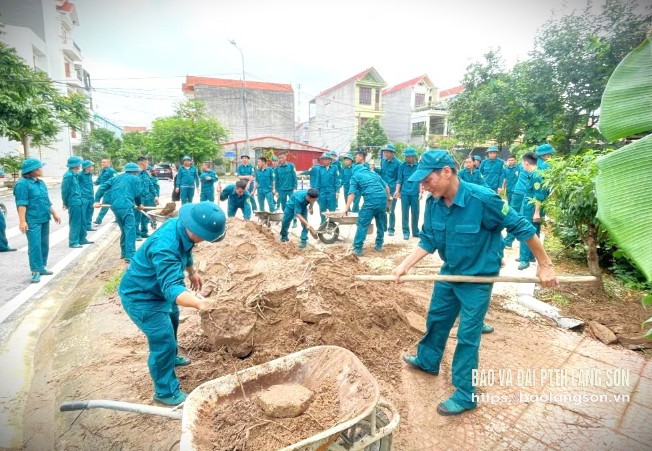 Lực lượng dân quân tự vệ phường Đông Kinh, thành phố Lạng Sơn tham gia dọn dẹp vệ sinh môi trường trên địa bàn phường
