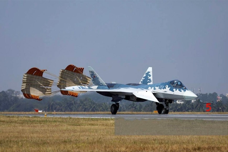Hiện tại, Su-57 của Nga được đánh giá là tiêm kích tàng hình thế hệ thứ 5 duy nhất trên thế giới chứng minh được hiệu quả trong việc chống lại các hệ thống phòng không hiện đại trong điều kiện thực chiến. Ảnh: RIA Novosti