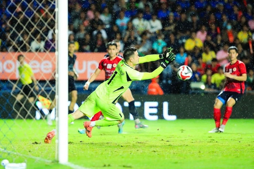 Thủ môn Nguyễn Filip chơi hay nhưng Công an Hà Nội FC vẫn tuột chức vô địch. Ảnh: AFF