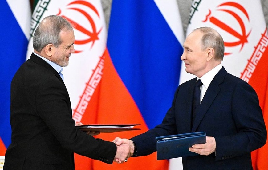 Tổng thống Vladimir Putin và người đồng cấp Iran Masoud Pezeshkian ký Hiệp ước đối tác chiến lược toàn diện Nga-Iran, ngày 17-1-2025. Ảnh: TASS