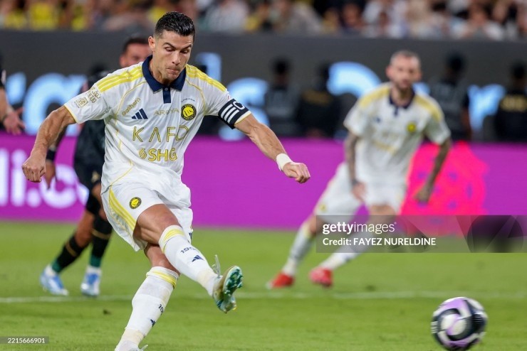 Ronaldo lập công giúp Al Nassr giành thắng lợi 2-0 trước Al Khaleej. Ảnh: Getty