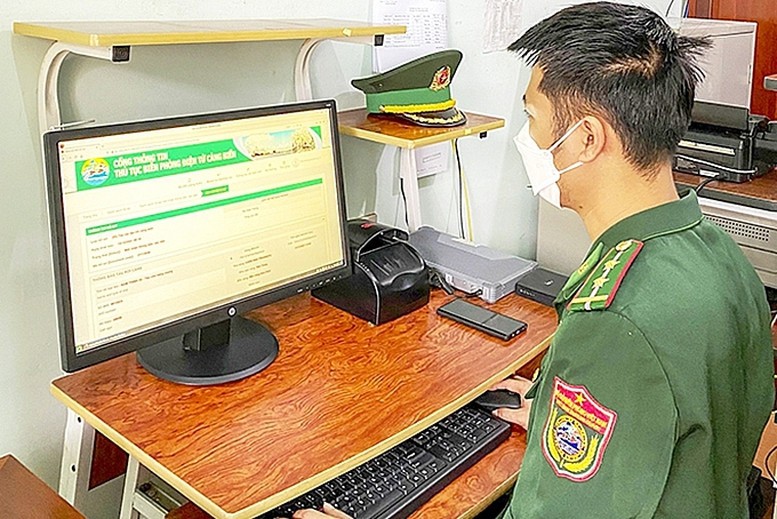 Thực hiện thủ tục biên phòng điện tử cảng biển