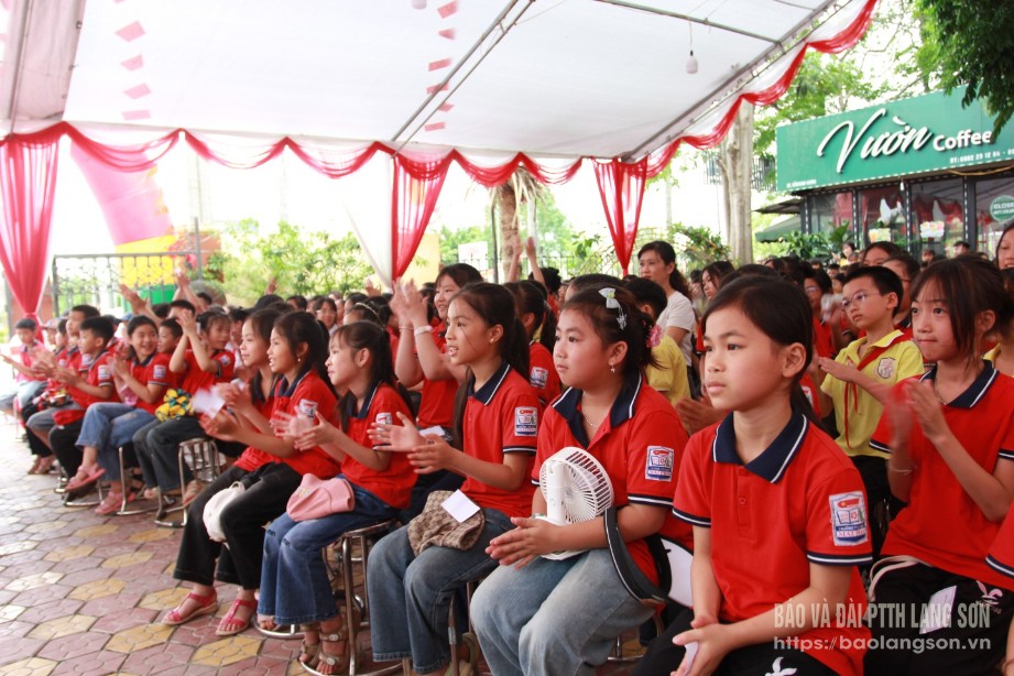 Các em học sinh tham dự chương trình