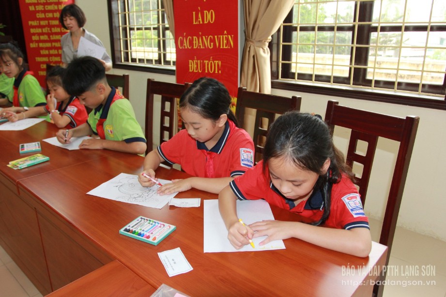Các em học sinh tham gia phần thi tô tranh