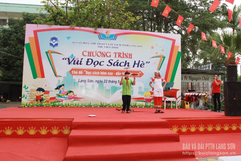 Các em học sinh tham gia trò chơi do Liên đoàn xiếc Việt Nam biểu diễn