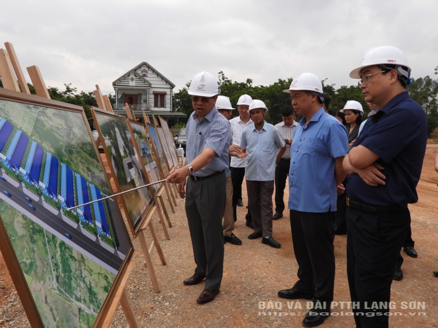 Đại diện nhà đầu tư dự án cụm công nghiệp Hồ Sơn 1 báo cáo kế hoạch xây lắp các hạng mục tại dự án