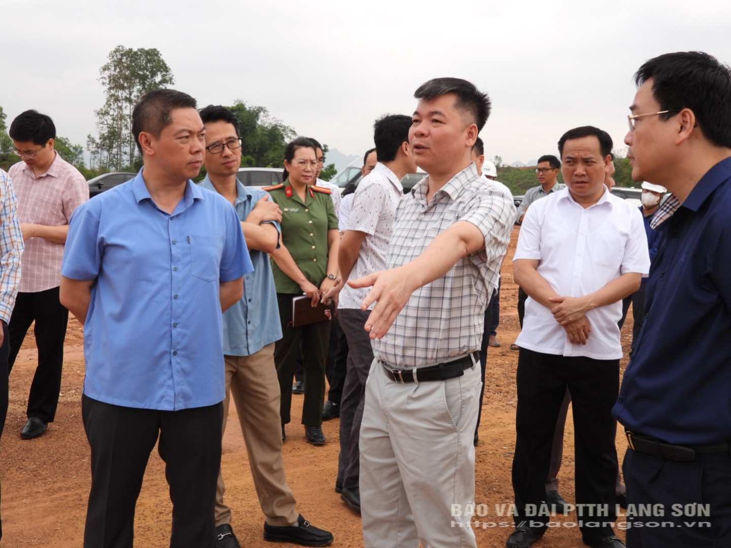 Đại diện đơn vị quản lý dự án khu công nghiệp VSIP báo cáo với đồng chí lãnh đạo tỉnh về hiện trạng thi công tại hiện trường