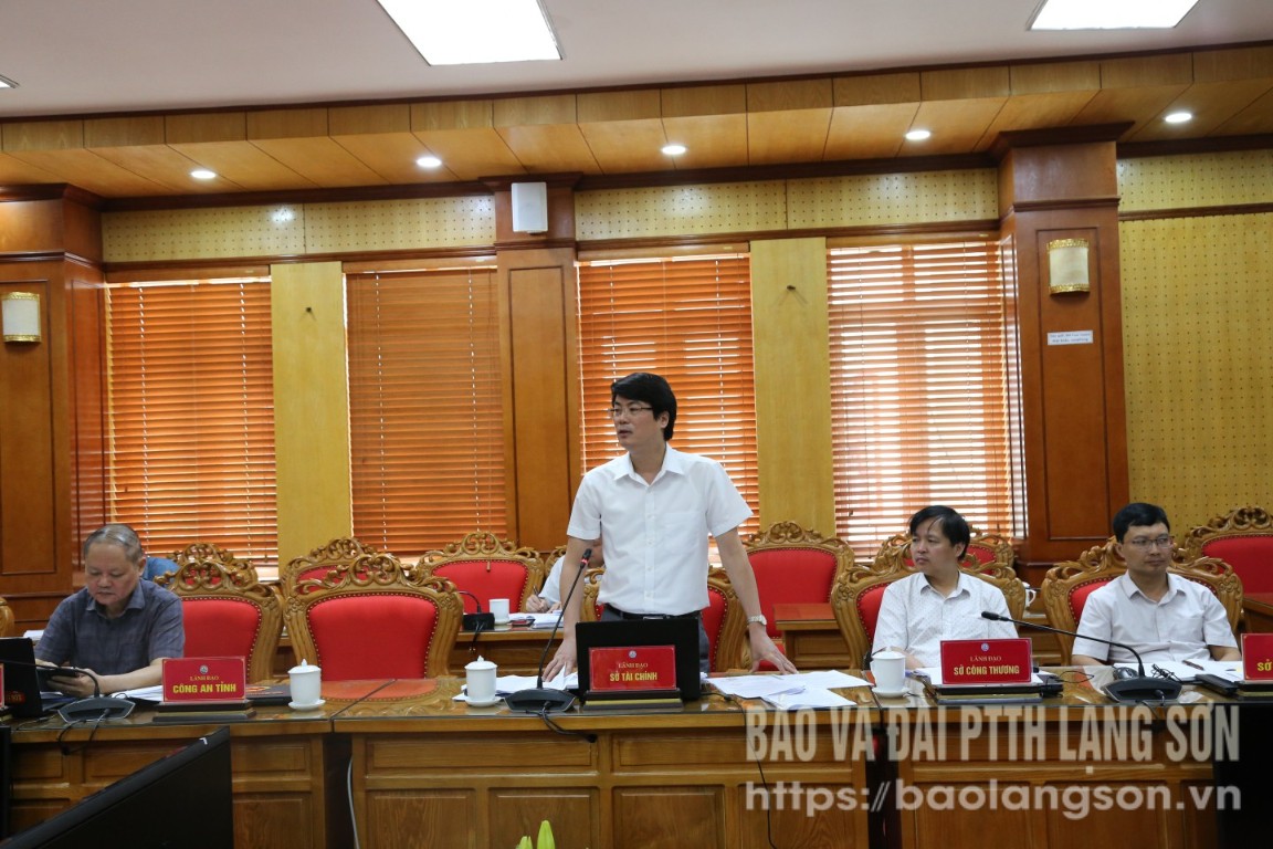 Lãnh đạo Sở Tài chính phát biểu làm rõ một số nội dung liên quan tại buổi làm việc