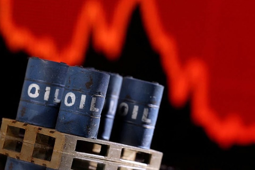 Giá dầu tiếp tục giảm đầu phiên giao dịch ngày 23-5. Ảnh minh họa: Reuters