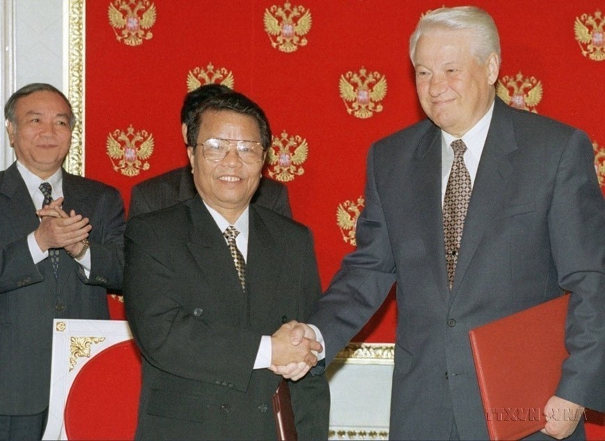 Chủ tịch nước Trần Đức Lương và Tổng thống Boris Yeltsin trong chuyến thăm hữu nghị chính thức Liên bang Nga của Chủ tịch nước Trần Đức Lương, tháng 8-1998. Ảnh: TTXVN
