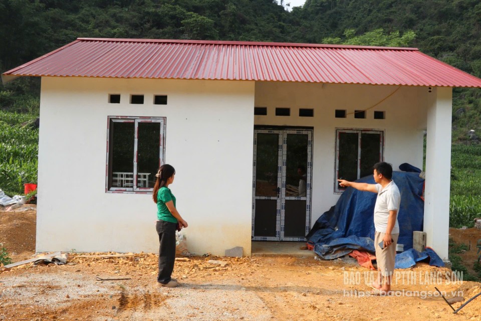 Ngôi nhà của hộ dân được hỗ trợ xây dựng lên khu vực cao để tránh lũ