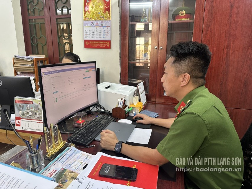 Trung tá Nguyễn Thành Đạt giải quyết hồ sơ TTHC trên Cổng dịch vụ công theo thẩm quyền