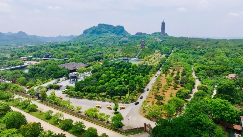 Xá lợi Đức Phật được tôn trí tại chùa Bái Đính sẽ được kéo dài đến 6 giờ sáng 23/5.