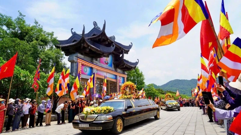 Từ sáng sớm 21/5, đông đảo người dân và phật tử đã xếp hàng dài cung đón xá lợi Đức Phật được cung rước từ tỉnh Hà Nam dọc Quốc lộ 1A cũ, đi qua nhiều tuyến đường trung tâm thành phố Hoa Lư như: đường Trịnh Tú, Tôn Đức Thắng, Đinh Điền, Đinh Tiên Hoàng, Lê Hồng Phong, Lê Đại Hành, Trần Hưng Đạo, đường Tràng An để trở về chùa Bái Đính.