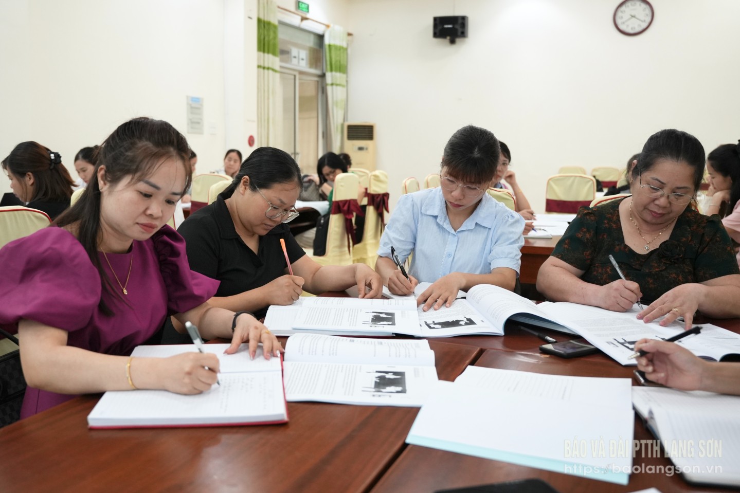 Cán bộ quản lý, giáo viên tham gia tập huấn