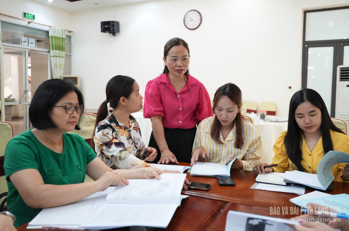 Cán bộ quản lý, giáo viên thảo luận, trao đổi tại tập huấn