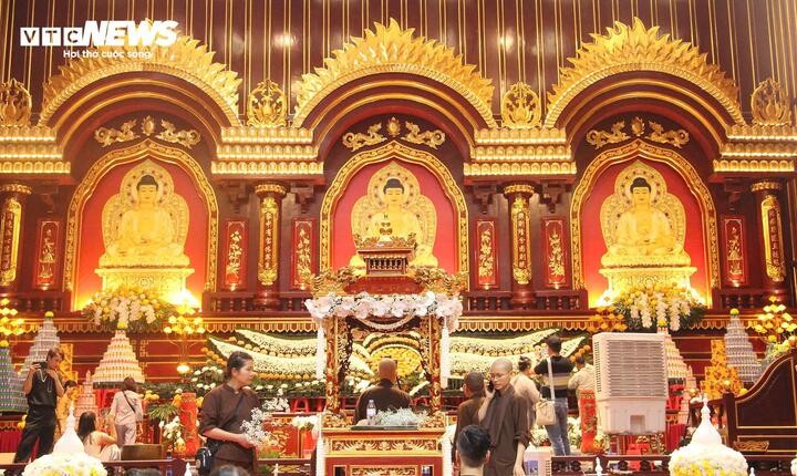 Ban tổ chức và lực lượng tình nguyện viên đang trang trí lễ đài nơi tôn trí xá lợi Đức Phật.