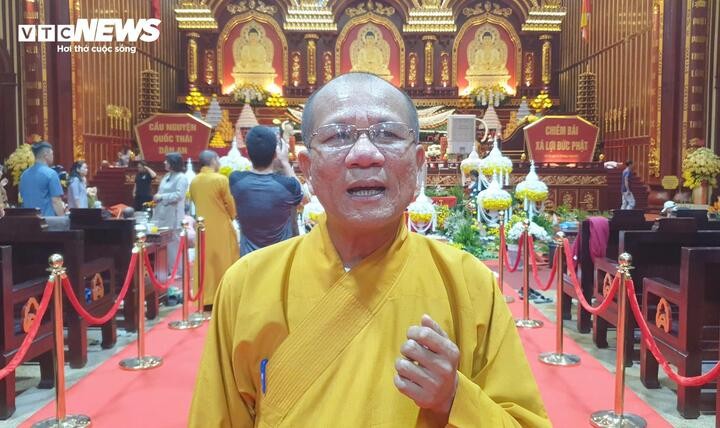Thượng tọa Thích Đạo Hiển - Phó Ban Thường trực kiêm Chánh thư ký Ban Trị sự Giáo hội Phật giáo Việt Nam thông tin với PV VTC News về sự kiện.