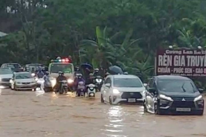 Nhiều tuyến đường ở Tuyên Quang ngập sâu do mưa lớn kéo dài. (Ảnh: Đ.X.)
