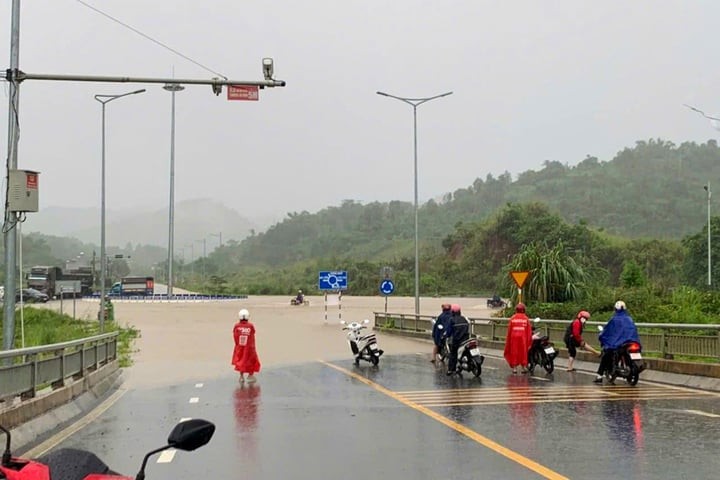 Mưa lớn khiến nhiều xe không thể di chuyển qua khu vực cầu Làng Giàng, Lào Cai. (Ảnh: Đ.X.)