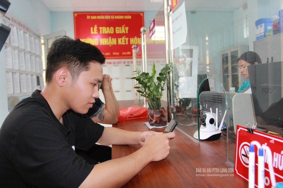 Người dân xã Thống Nhất, huyện Lộc Bình truy cập intrenet miễn phí tại bộ phận "một cửa" xã để thực hiện thủ tục hành chính