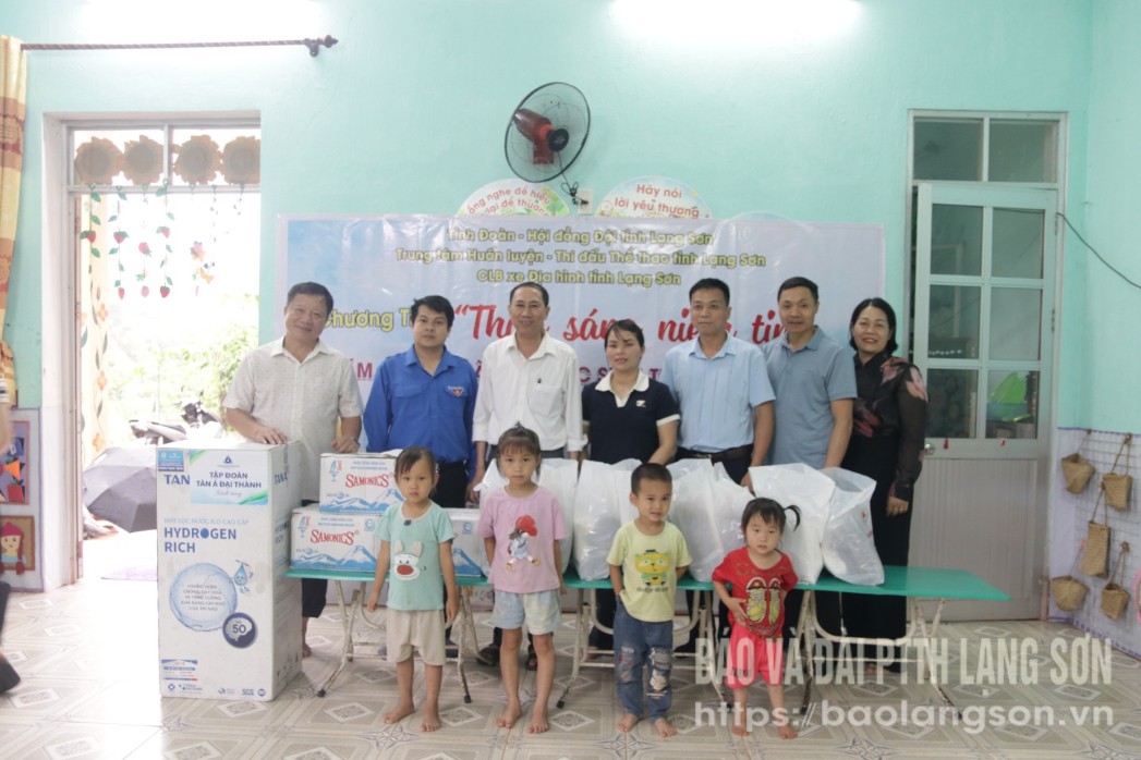 Đoàn công tác tặng quà tại điểm trường Nà Nhì, Trường Mầm non xã Chiến Thắng, huyện Chi Lăng