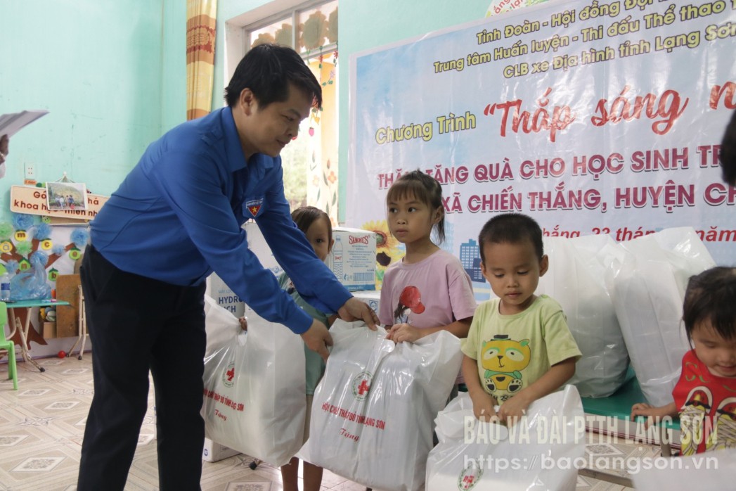 Đại diện Tỉnh đoàn-Hội đồng Đội tỉnh tặng quà các em tại điểm trường Nà Nhì, Trường Mầm non xã Chiến Thắng, huyện Chi Lăng