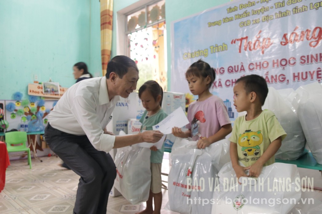 Nhà hảo tâm tặng quà các em tại điểm trường Nà Nhì, Trường Mầm non xã Chiến Thắng, huyện Chi Lăng