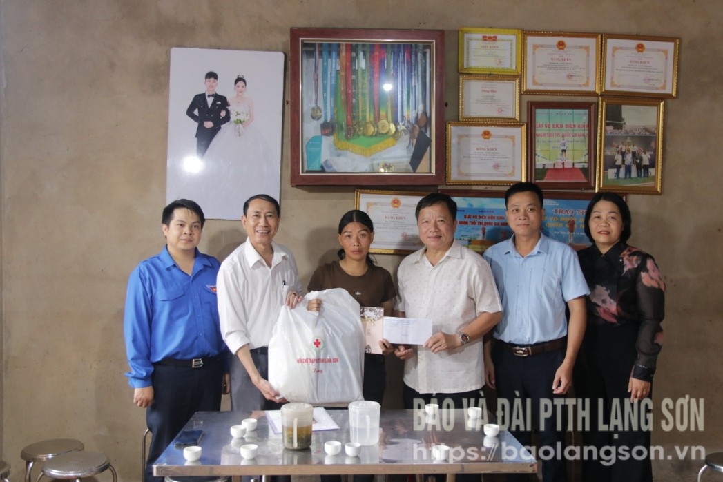 Đoàn công tác tặng quà gia đình em Lương Thị Khan, thôn Nà Hà, xã Chiến Thắng, huyện Chi Lăng