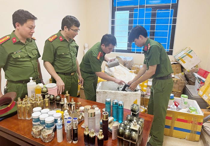 Văn phòng Cơ quan CSĐT Công an tỉnh Thanh Hóa triệt phá cơ sở sản xuất, buôn bán số lượng lớn mỹ phẩm giả do Nguyễn Thị Dung làm chủ.