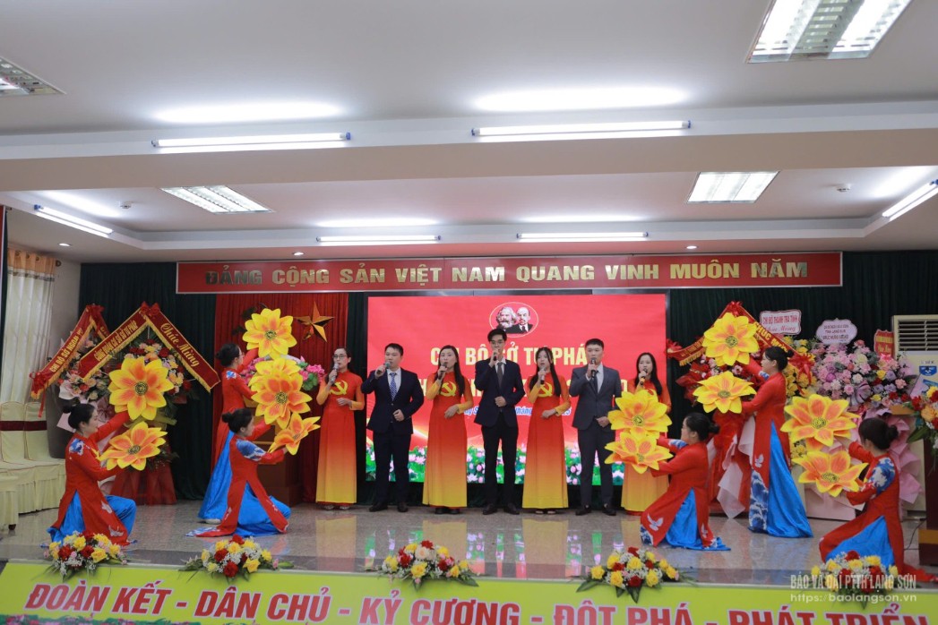 Tiết mục văn nghệ chào mừng đại hội