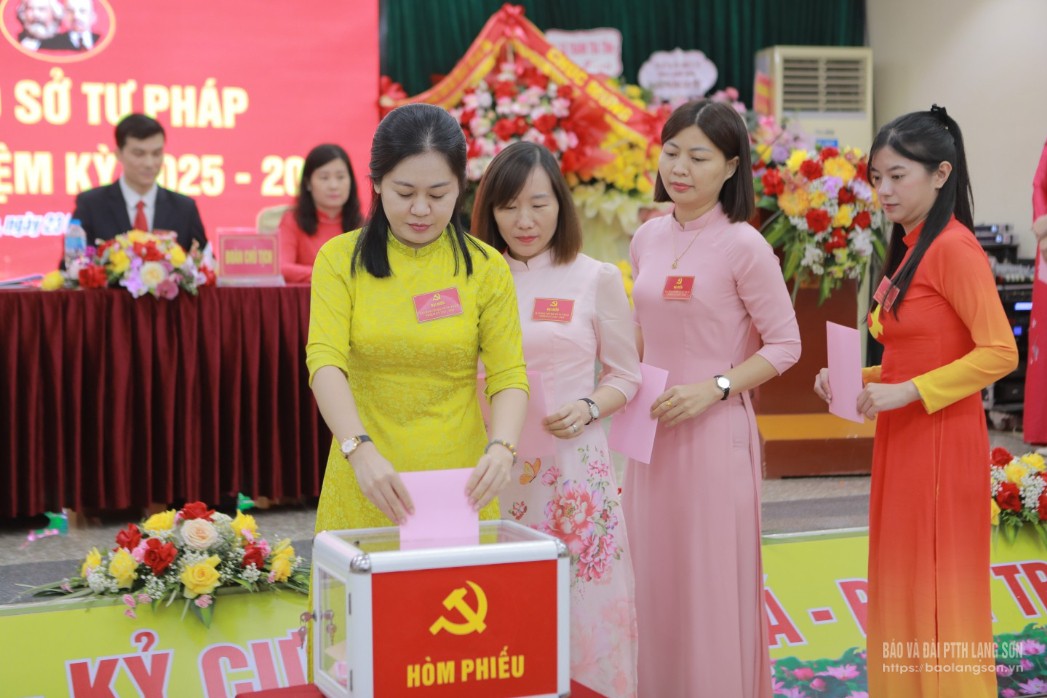 Đại biểu bỏ phiếu bầu Ban Chấp hành Chi bộ Sở Tư pháp nhiệm kỳ 2025 - 2030