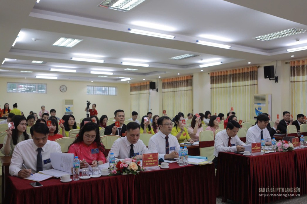 Đại biểu biểu quyết bầu Đoàn Chủ tịch, thư ký đại hội