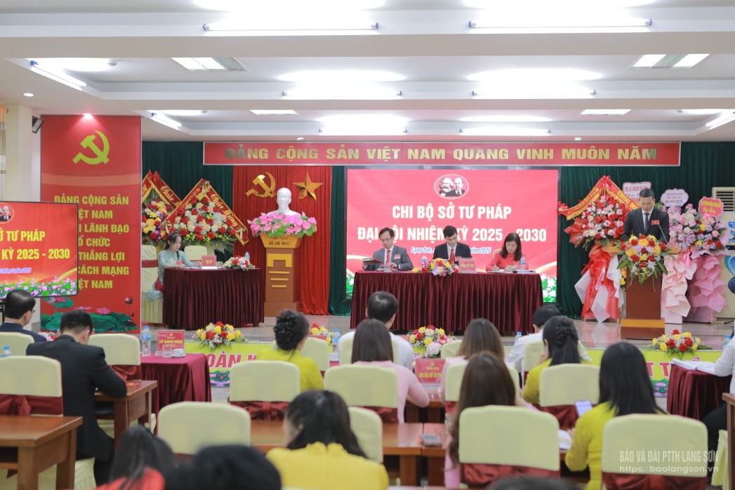 Thư ký đại hội thông qua Nghị quyết Đại hội Chi bộ Sở Tư pháp nhiệm kỳ 2025 - 2030
