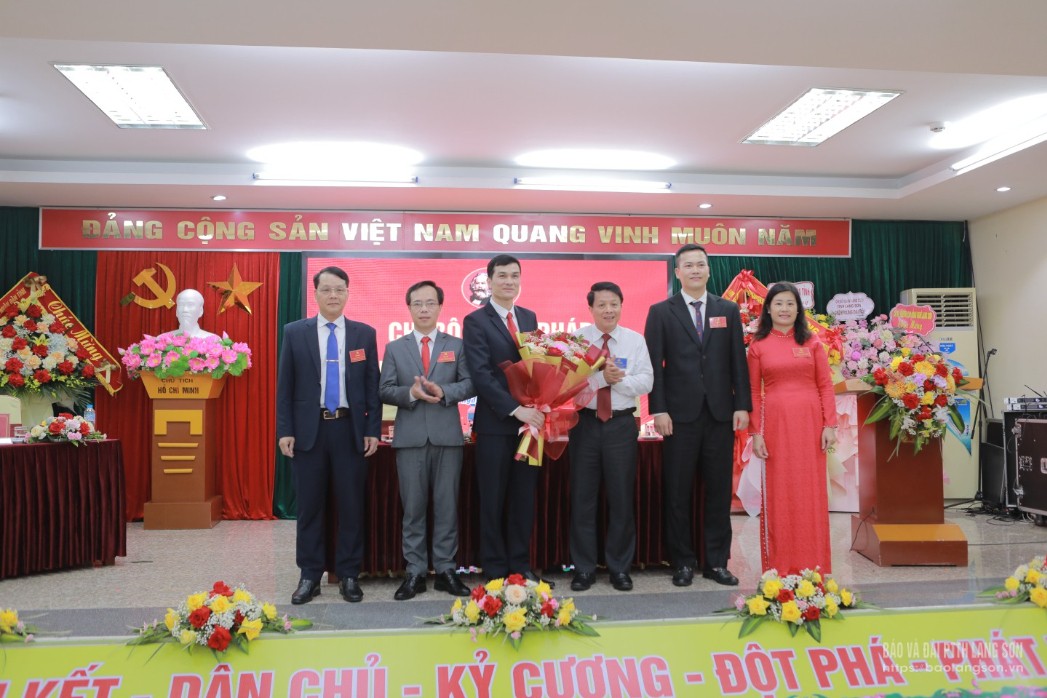 Lãnh đạo Đảng ủy UBND tỉnh tặng hoa chúc mừng Ban Chấp hành Chi bộ Sở Tư pháp nhiệm kỳ 2025 - 2030