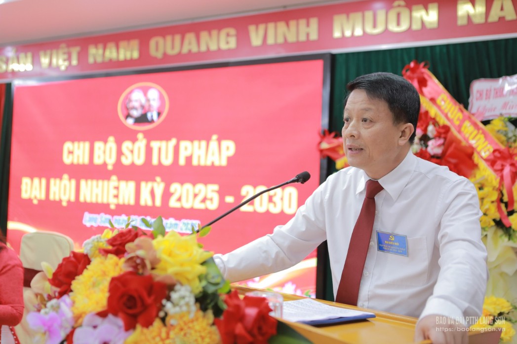 Đồng chí Nguyễn Quang Tuấn, Tỉnh uỷ viên, Phó Bí thư Đảng uỷ (chuyên trách) UBND tỉnh phát biểu chỉ đạo đại hội