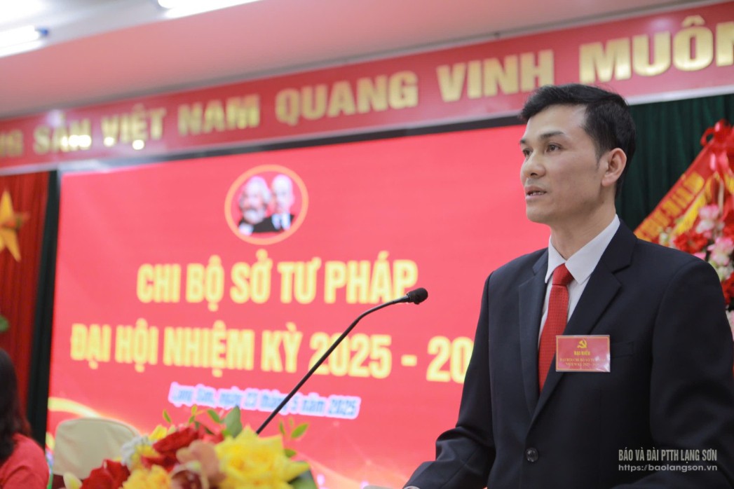 Đồng chí Sái Văn Đông, Bí thư Chi bộ, Giám đốc Sở Tư pháp phát biểu tại đại hội