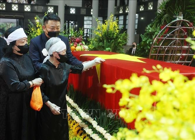 Gia quyến bên linh cữu nguyên Chủ tịch nước Trần Đức Lương. Ảnh: TTXVN 