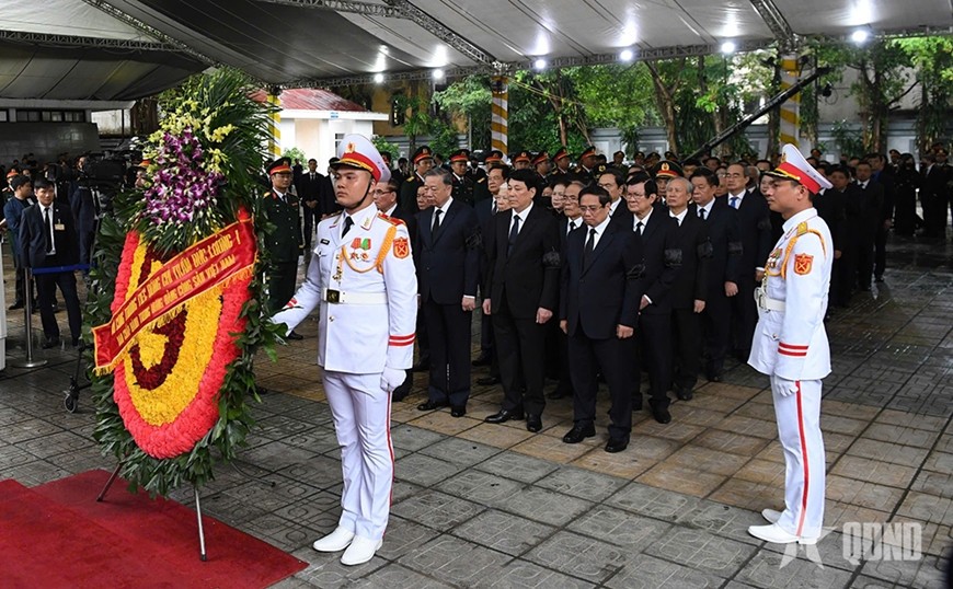 Đoàn Ban chấp hành Trung ương Đảng do Tổng Bí thư Tô Lâm dẫn đầu vào viếng nguyên Chủ tịch nước Trần Đức Lương. Ảnh: Phú Sơn