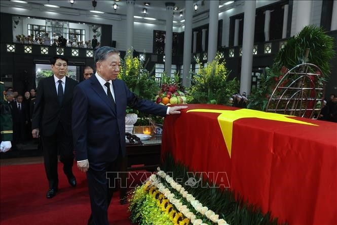 Đoàn Ban chấp hành Trung ương Đảng do Tổng Bí thư Tô Lâm dẫn đầu viếng nguyên Chủ tịch nước Trần Đức Lương. Ảnh: TTXVN