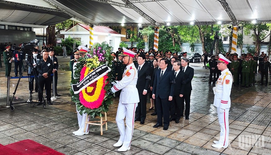 Đoàn Ban Chỉ đạo Cải cách tư pháp Trung ương do đồng chí Lương Cường, Ủy viên Bộ Chính trị, Chủ tịch nước, Trưởng Ban Chỉ đạo Cải cách tư pháp Trung ương làm Trưởng đoàn vào viếng nguyên Chủ tịch nước Trần Đức Lương và chia buồn cùng gia quyến. Ảnh: Phú Sơn