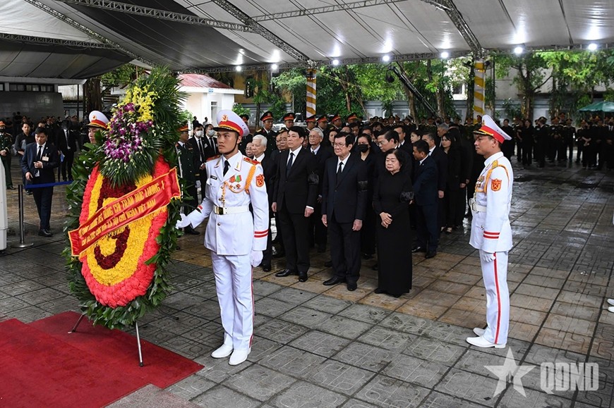 Đoàn Chủ tịch nước do đồng chí Lương Cường, Ủy viên Bộ Chính trị, Chủ tịch nước làm Trưởng đoàn vào viếng nguyên Chủ tịch nước Trần Đức Lương và chia buồn cùng gia quyến. Ảnh: Phú Sơn