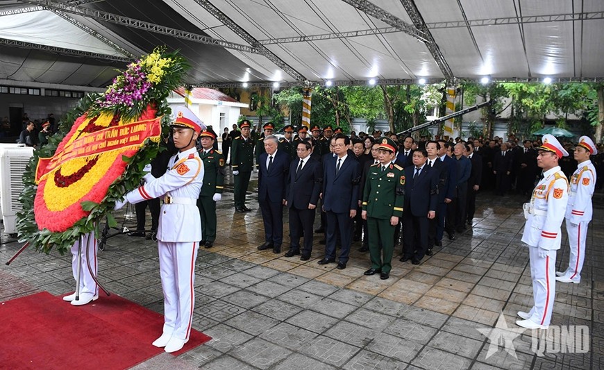 Đoàn Chính phủ do đồng chí Phạm Minh Chính, Ủy viên Bộ Chính trị, Thủ tướng Chính phủ làm Trưởng đoàn vào viếng nguyên Chủ tịch nước Trần Đức Lương và chia buồn cùng gia quyến. 
