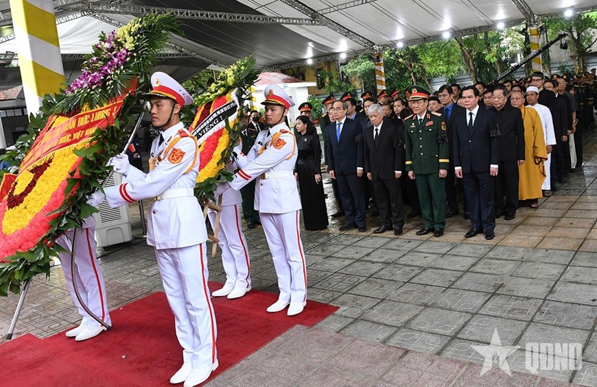 Đoàn Ủy ban Trung ương Mặt trận Tổ quốc Việt Nam do đồng chí Đỗ Văn Chiến, Ủy viên Bộ Chính trị, Bí thư Trung ương Đảng, Chủ tịch Ủy ban Trung ương Mặt trận Tổ quốc Việt Nam làm Trưởng đoàn vào viếng nguyên Chủ tịch nước Trần Đức Lương và chia buồn cùng gia quyến. Ảnh: Phú Sơn 