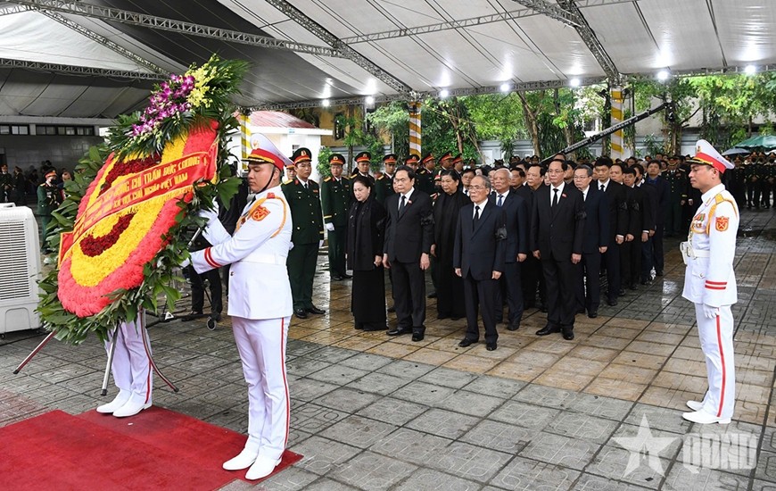 Đoàn Quốc hội do đồng chí Trần Thanh Mẫn, Ủy viên Bộ Chính trị, Chủ tịch Quốc hội làm Trưởng đoàn vào viếng nguyên Chủ tịch nước Trần Đức Lương và chia buồn cùng gia quyến. Ảnh: Phú Sơn 