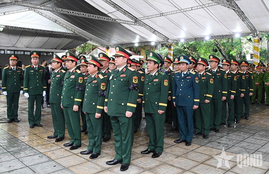 Đoàn Quân ủy Trung ương, Bộ Quốc phòng do Đại tướng Phan Văn Giang, Ủy viên Bộ Chính trị, Phó bí thư Quân ủy Trung ương, Bộ trưởng Bộ Quốc phòng làm Trưởng đoàn vào viếng nguyên Chủ tịch nước Trần Đức Lương và chia buồn cùng gia quyến. Ảnh: Phú Sơn